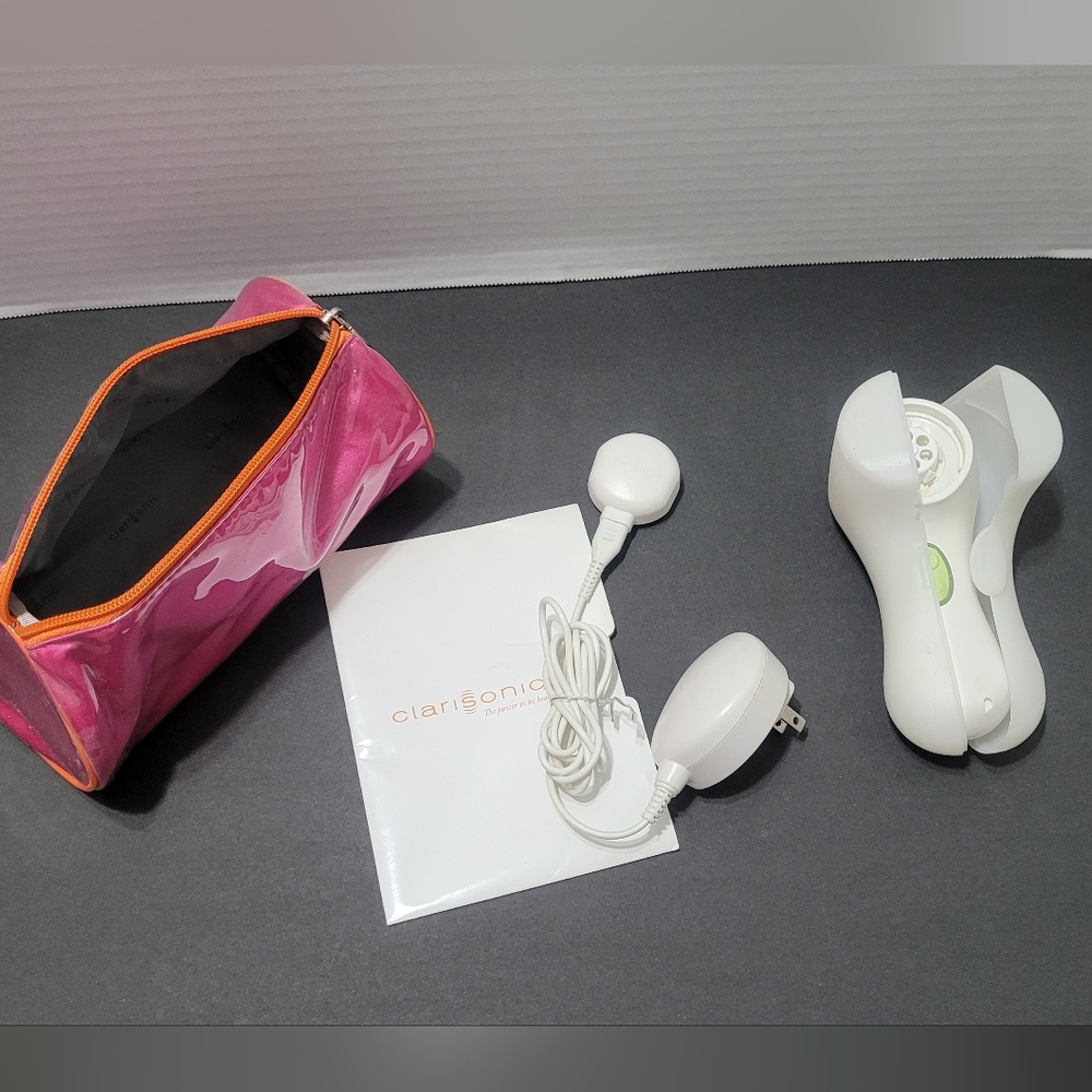 Clarisonic White Facial Cleansing Brush with Pink Travel Pouch